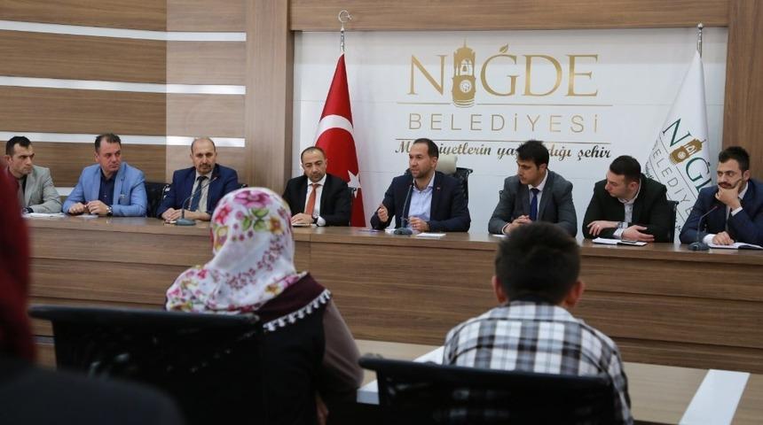 Niğde Belediye Başkanı &Ouml;zdemir, halk g&uuml;n&uuml;nde vatandaşlarla buluştu