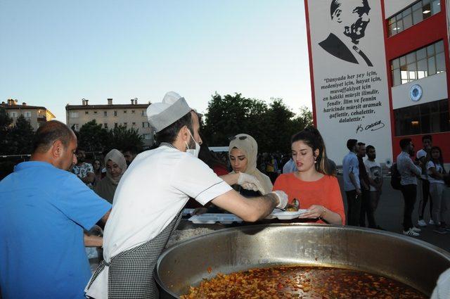 Batman Üniversitesi’nden öğrencilere iftar