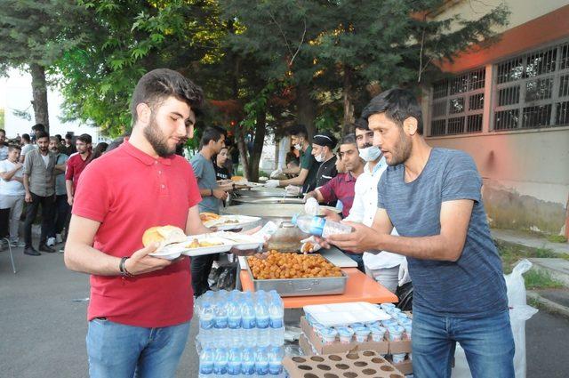 Batman Üniversitesi’nden öğrencilere iftar