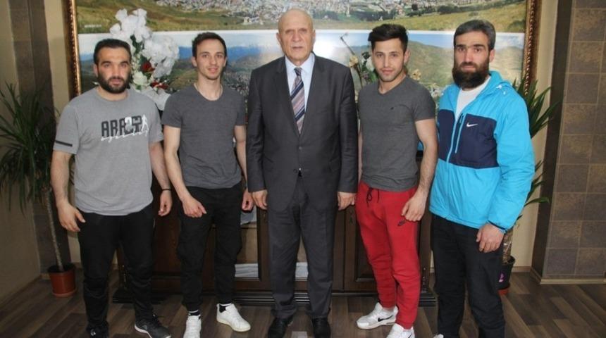 Başkan Pekmezci başarılı sporcuları altınla &ouml;d&uuml;llendirdi