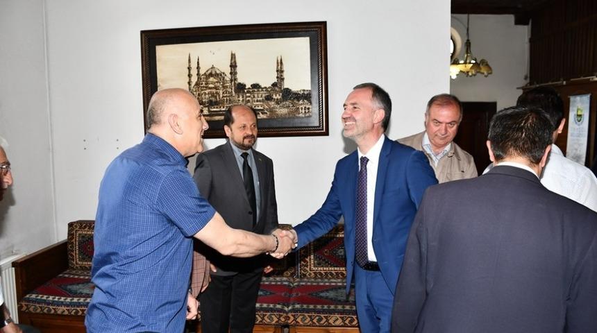 İneg&ouml;l&rsquo;de 10 okula kitap hediye edildi