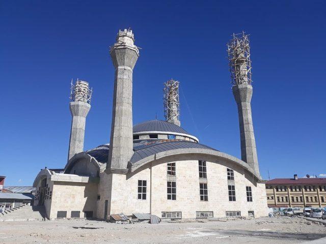 Çaldıran Merkez Camii yapımı yeniden başlatıldı