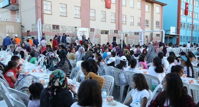 Başkan Güder iftarını vatandaşlarla birlikte açtı