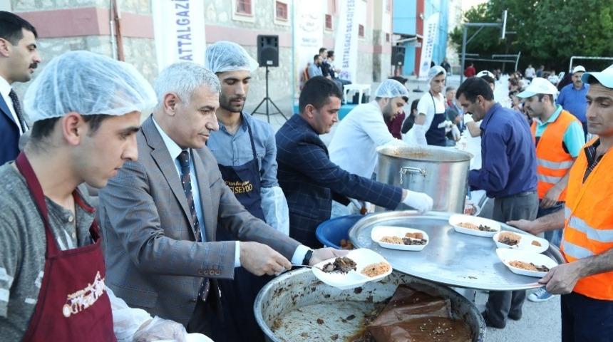 Başkan G&uuml;der iftarını vatandaşlarla birlikte a&ccedil;tı
