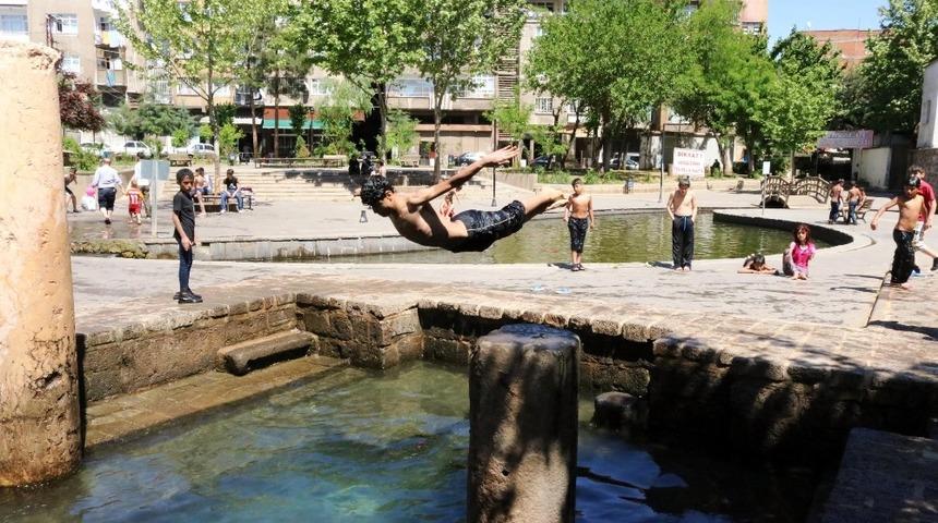 Sıcaklar baş g&ouml;sterdi &ccedil;ocuklar soluğu Anzele&rsquo;de aldı