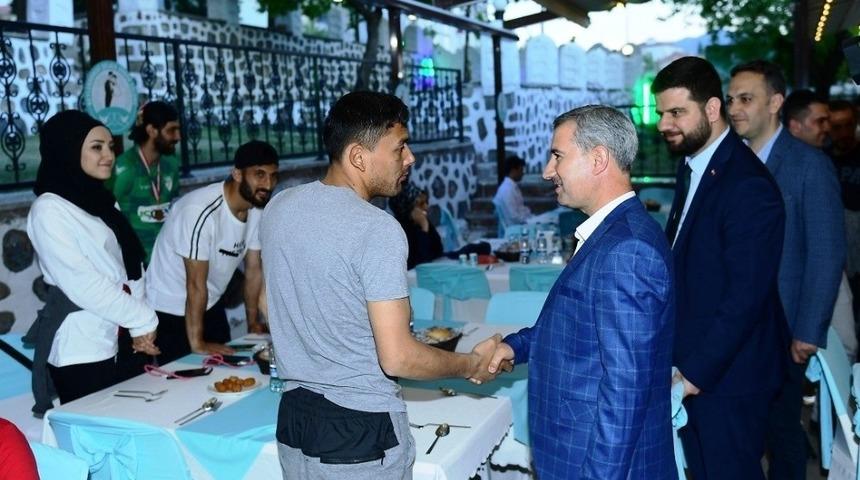 &Ccedil;ınar, şampiyon takımı iftarda ağırladı
