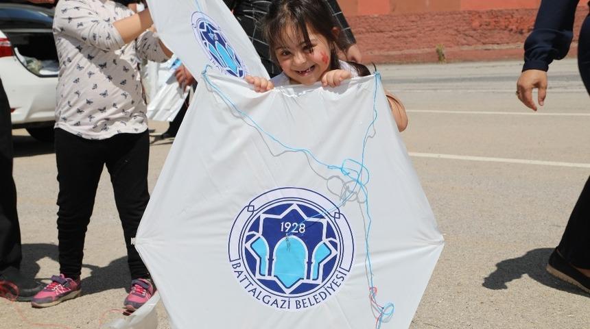 Engelli &ccedil;ocukların u&ccedil;urtma keyfi