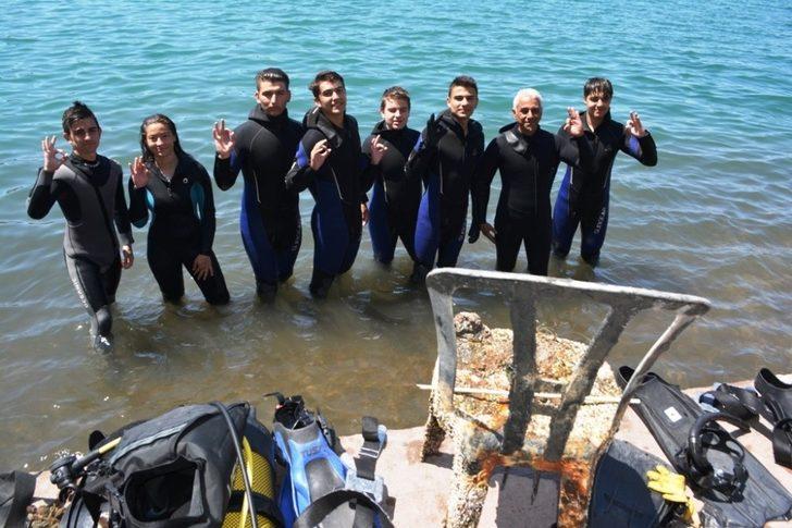 Ayvalıklı gençlerden deniz dibi temizliği G1
