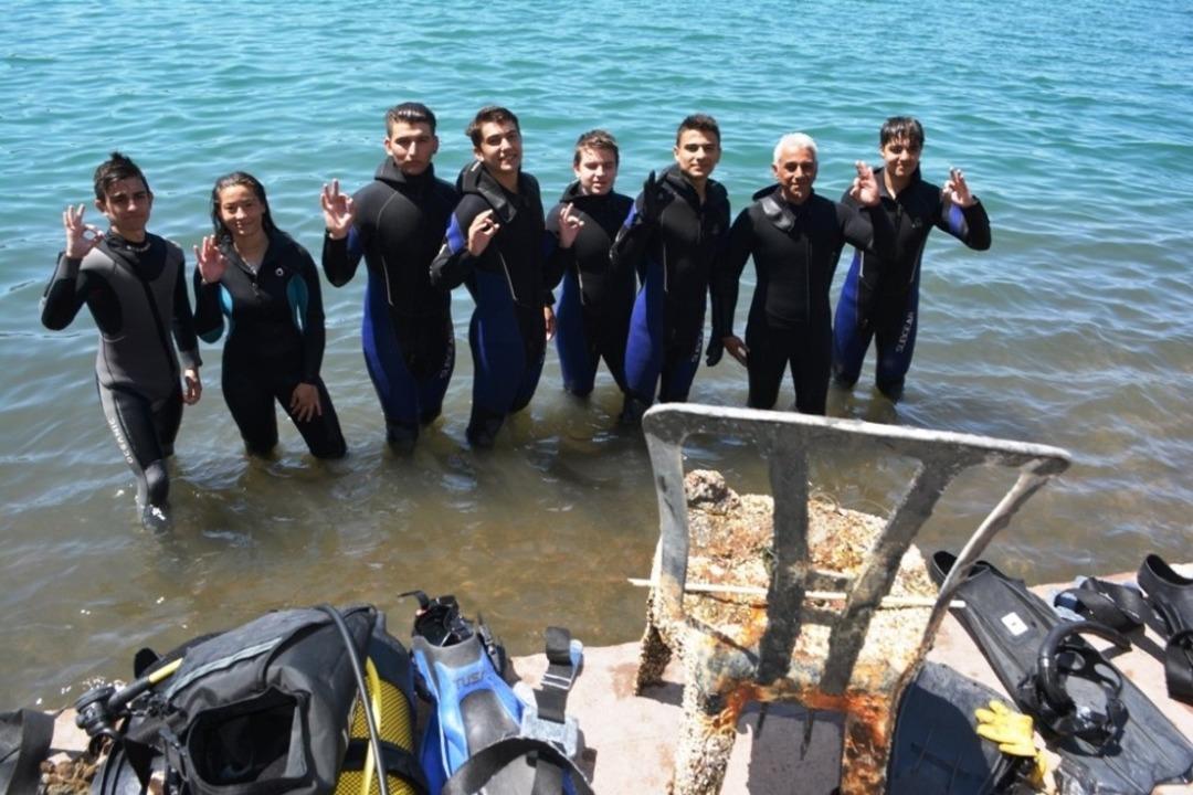 Ayvalıklı gen&ccedil;lerden deniz dibi temizliği