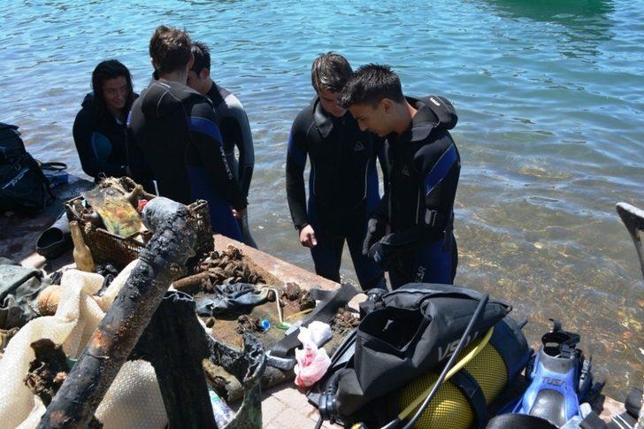 Ayvalıklı gençlerden deniz dibi temizliği G2