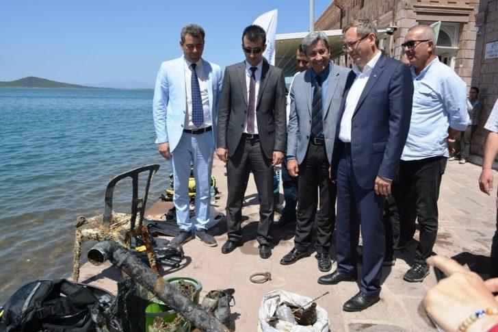 Ayvalıklı gençlerden deniz dibi temizliği G3