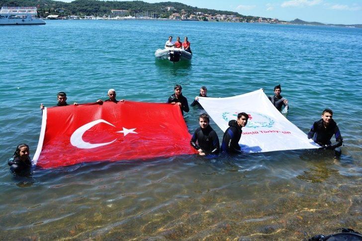 Ayvalıklı gençlerden deniz dibi temizliği G4