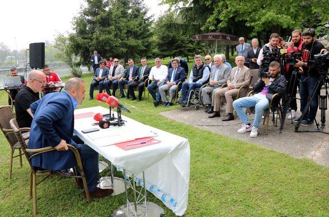 İsmail Uyanık: “Düşmanın attığı taş değil, dostun attığı gül yaralarmış adamı”