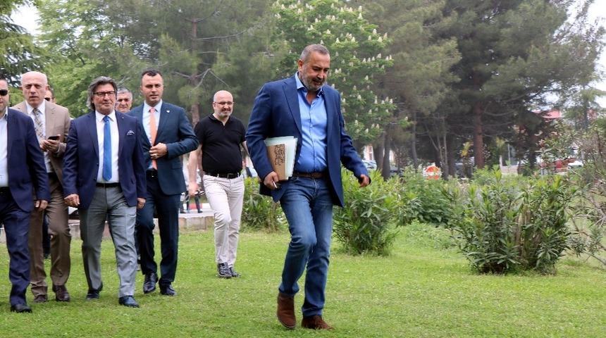 İsmail Uyanık: &ldquo;D&uuml;şmanın attığı taş değil, dostun attığı g&uuml;l yaralarmış adamı&rdquo;