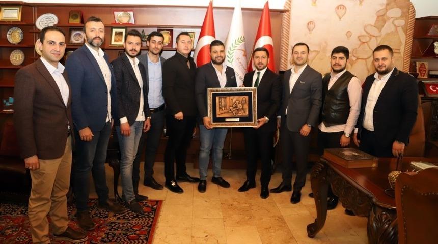 Belediye Başkanı Arı&rsquo;ya hayırlı olsun ziyaretleri s&uuml;r&uuml;yor