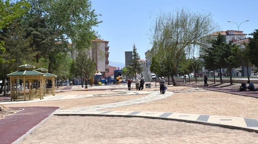 Aksaray Belediyesi parklarda peyzaj ve yenileme &ccedil;alışmalarına hız verdi
