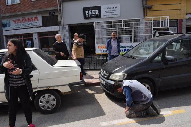 Otomobilin motoruna giren kediyi, kedi sesi dinleterek çıkardılar