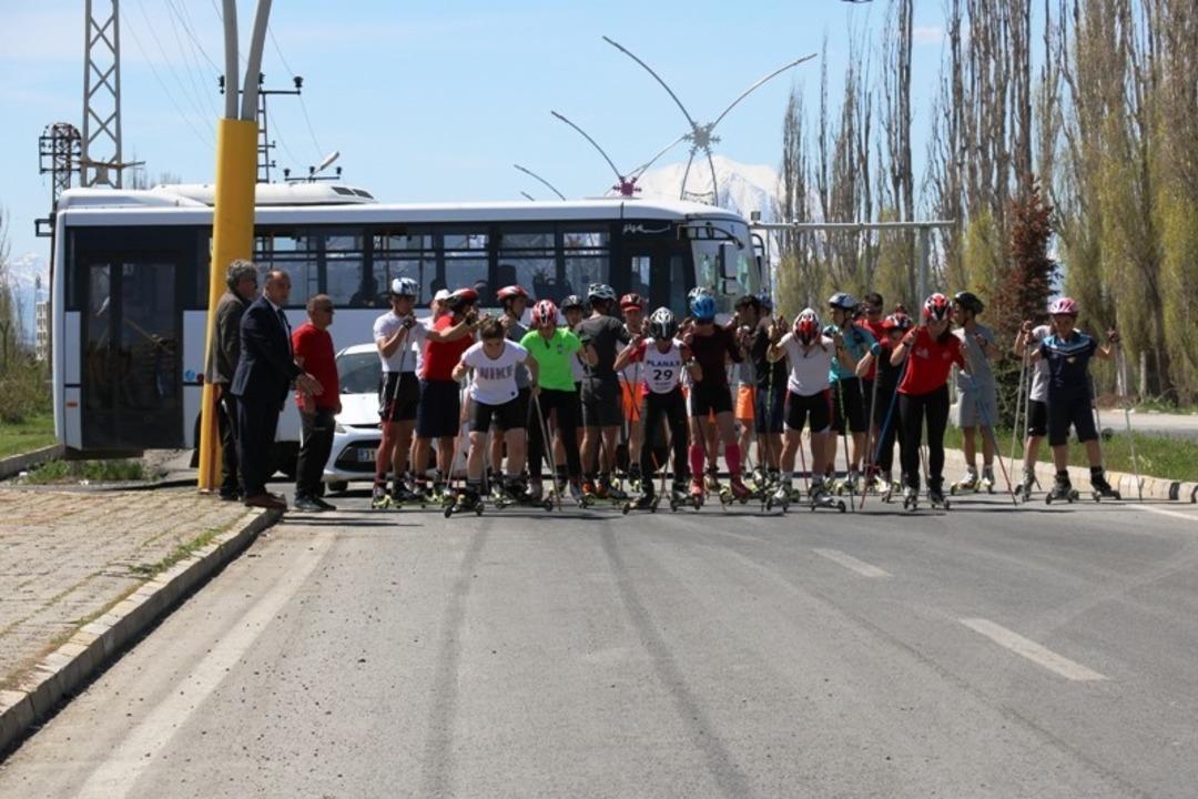 Gen&ccedil;lik koşusu ve tekerlekli Kayaklı Koşu yarışması yapıldı
