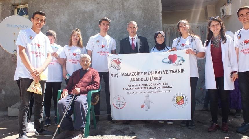 Lise &ouml;ğrencileri, yaşlı ve hastalarla buluştu