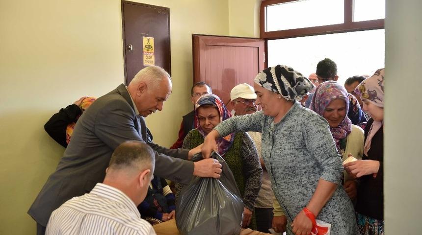 Taşk&ouml;pr&uuml; Belediyesi, Ramazan Kolilerini dar gelirli ailelere ulaştırıyor