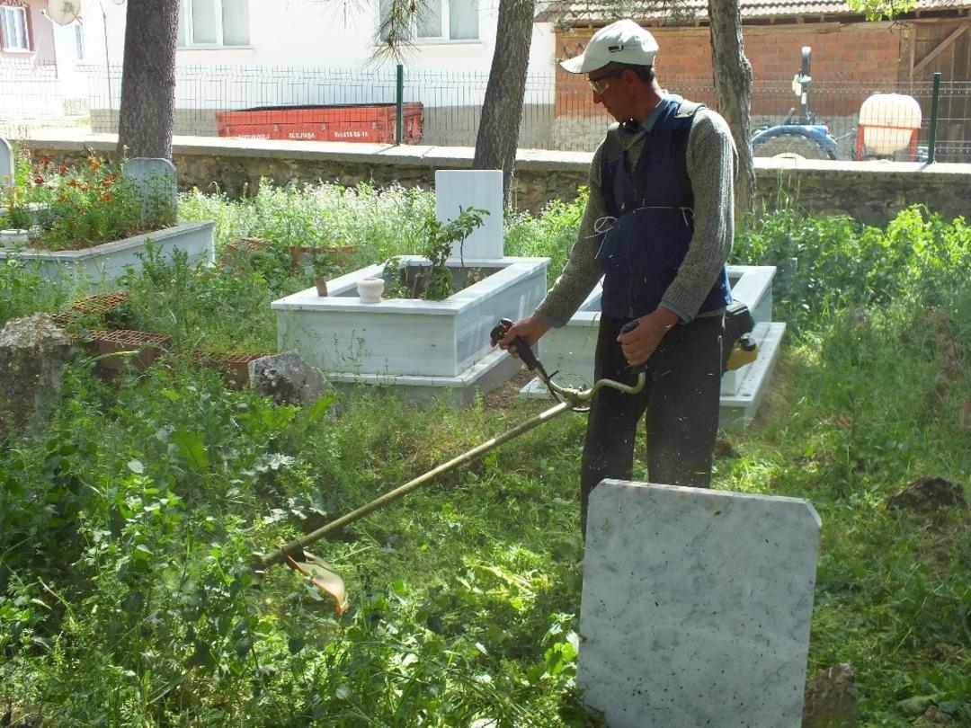Pazaryeri&rsquo;nde il&ccedil;e mezarlığı temizleniyor