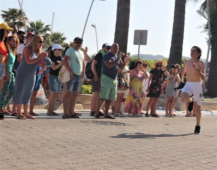 Yabancı turistlerden yarışmacılara alkışlı destek G1