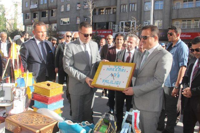 Hakkari’de mahkumların el emeği sergilendi