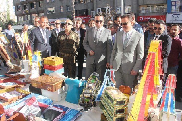 Hakkari’de mahkumların el emeği sergilendi