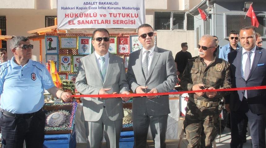 Hakkari’de mahkumların el emeği sergilendi
