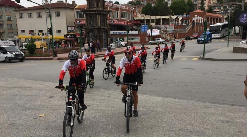 Samsun’a Giden Bisikletçiler Tosya’da Mola Verdi