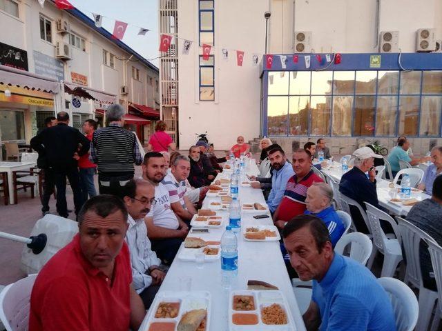 Kuşadası’nda Ülkü Ocakları’ndan her gece iftar yemeği