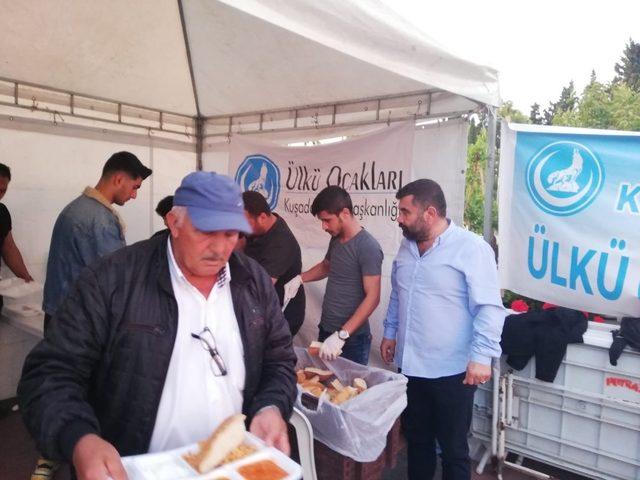 Kuşadası’nda Ülkü Ocakları’ndan her gece iftar yemeği