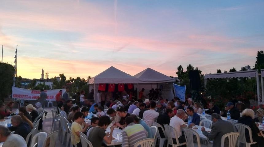 Kuşadası’nda Ülkü Ocakları’ndan her gece iftar yemeği