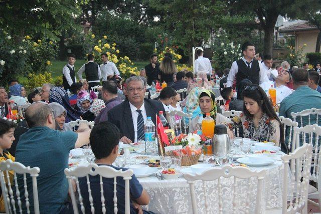 Vali Soytürk şehit ailelerine iftar verdi