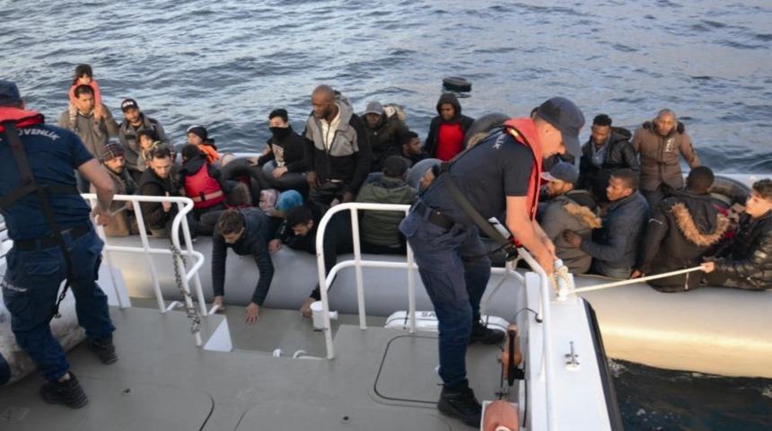 Kuşadası K&ouml;rfezi&rsquo;nde 14&rsquo;&uuml; &ccedil;ocuk 47 ka&ccedil;ak g&ouml;&ccedil;men yakalandı