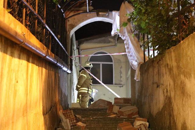 Beykoz'da iki katlı binanın duvarı yıkıldı (1)