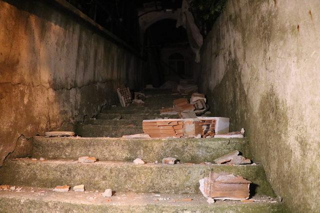 Beykoz'da iki katlı binanın duvarı yıkıldı (1)