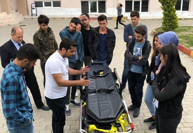 Öğrencilere ambulans eğitimi verildi