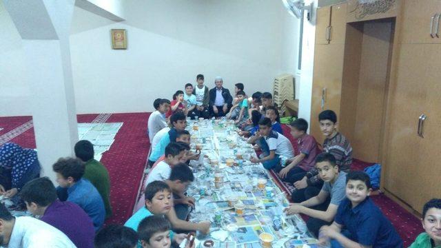 Pozantı’da çocuklar iftarda buluşuyor