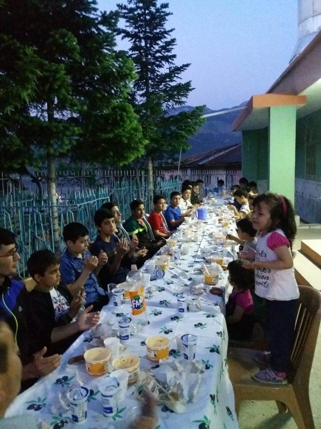 Pozantı’da çocuklar iftarda buluşuyor