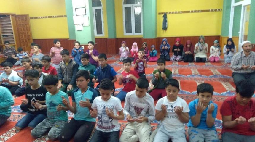 Pozantı&rsquo;da &ccedil;ocuklar iftarda buluşuyor