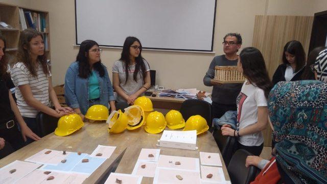 Lise öğrencileri KMÜ arkeoloji bölümünü ziyaret etti