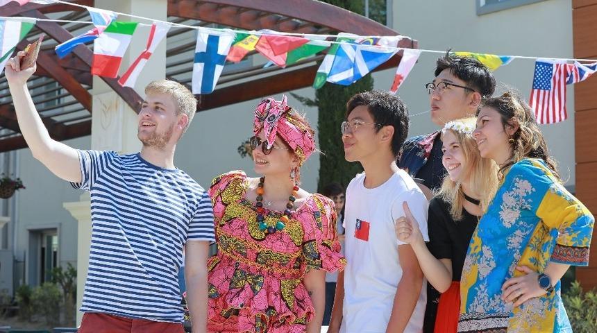 Farklı k&uuml;lt&uuml;rlerin renkli buluşması