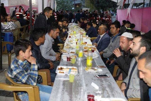 Vali Akbıyık, vatandaşlarla iftar açtı