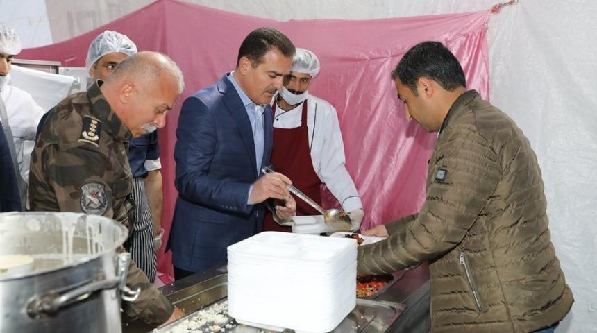 Vali Akbıyık, vatandaşlarla iftar a&ccedil;tı