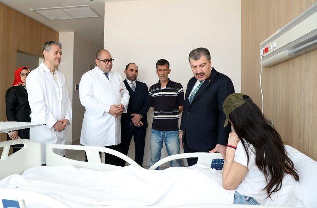 Sağlık Bakanı Koca yüzüne kezzap atılan Berfin’i ziyaret etti