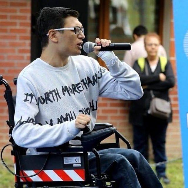 Engelli rap&ccedil;iden taraftarı olduğu takıma marş 2