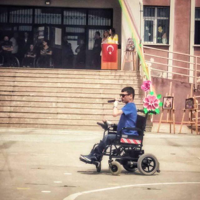 Engelli rap&ccedil;iden taraftarı olduğu takıma marş 4