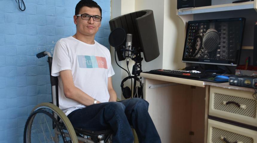 Engelli rap&ccedil;iden taraftarı olduğu takıma marş