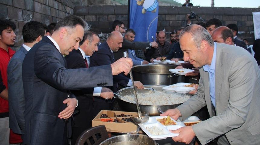 Kurum amirleri ile vatandaşlar iftarda buluştu